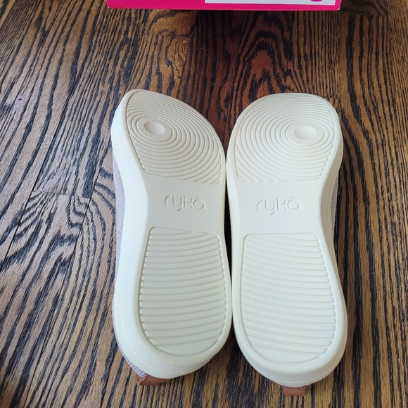 Like New/New Ryka Veronica size 7W - Picture 4 of 5